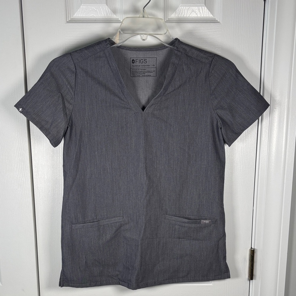 Figs Casma Three-Pocket Scrub Top Graphite XS